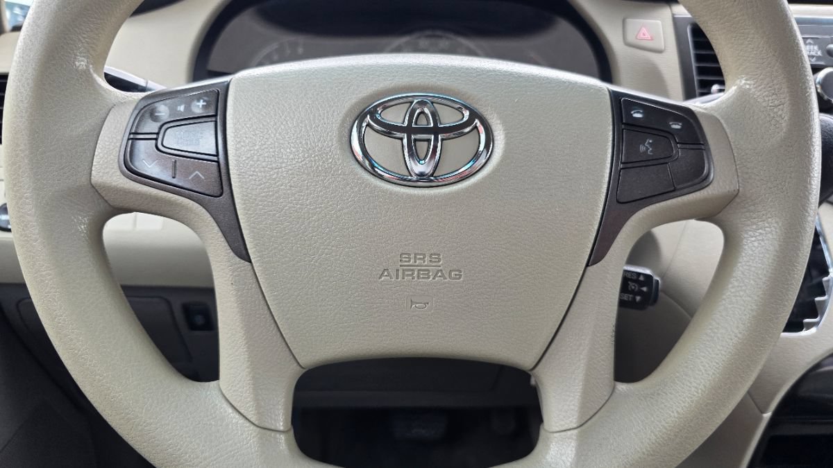 Used 2011 Toyota Sienna LE w/ Towing Pkg FWD image 17