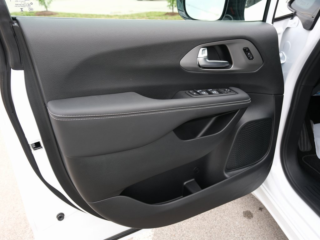 New 2025 Chrysler Pacifica Select image 16
