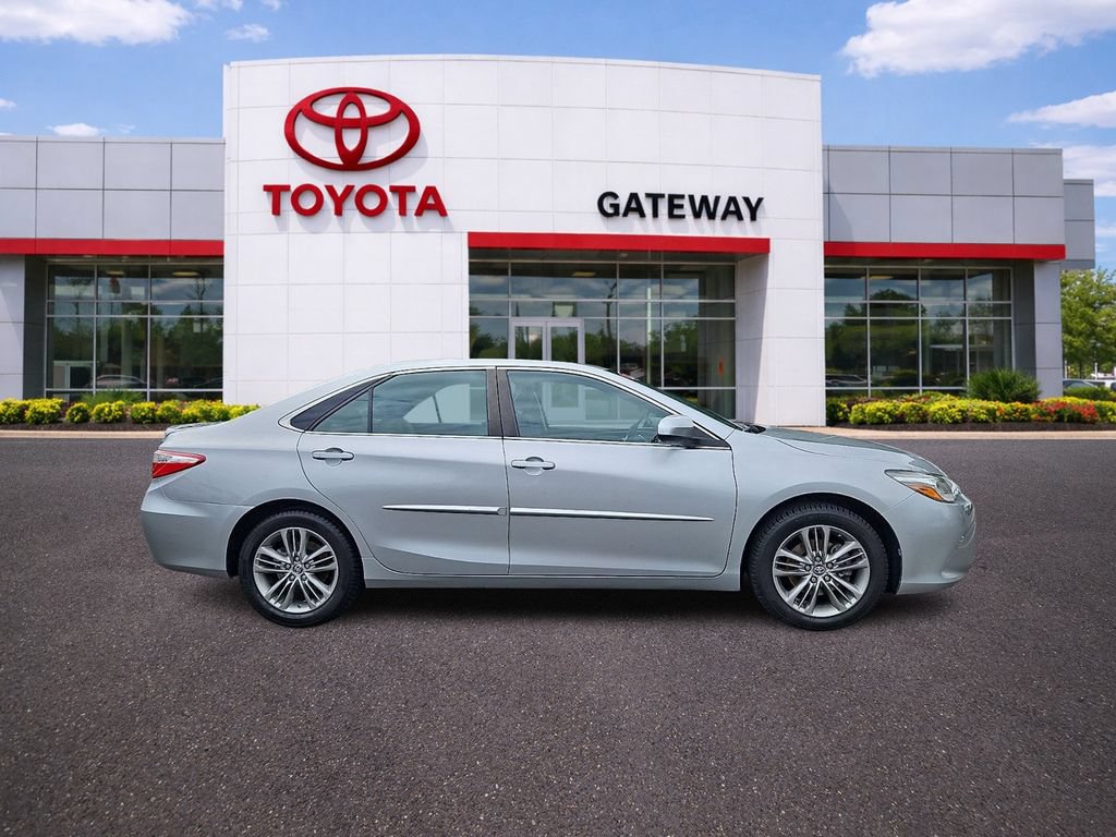 Used 2017 Toyota Camry SE w/ Moonroof Package FWD image 4