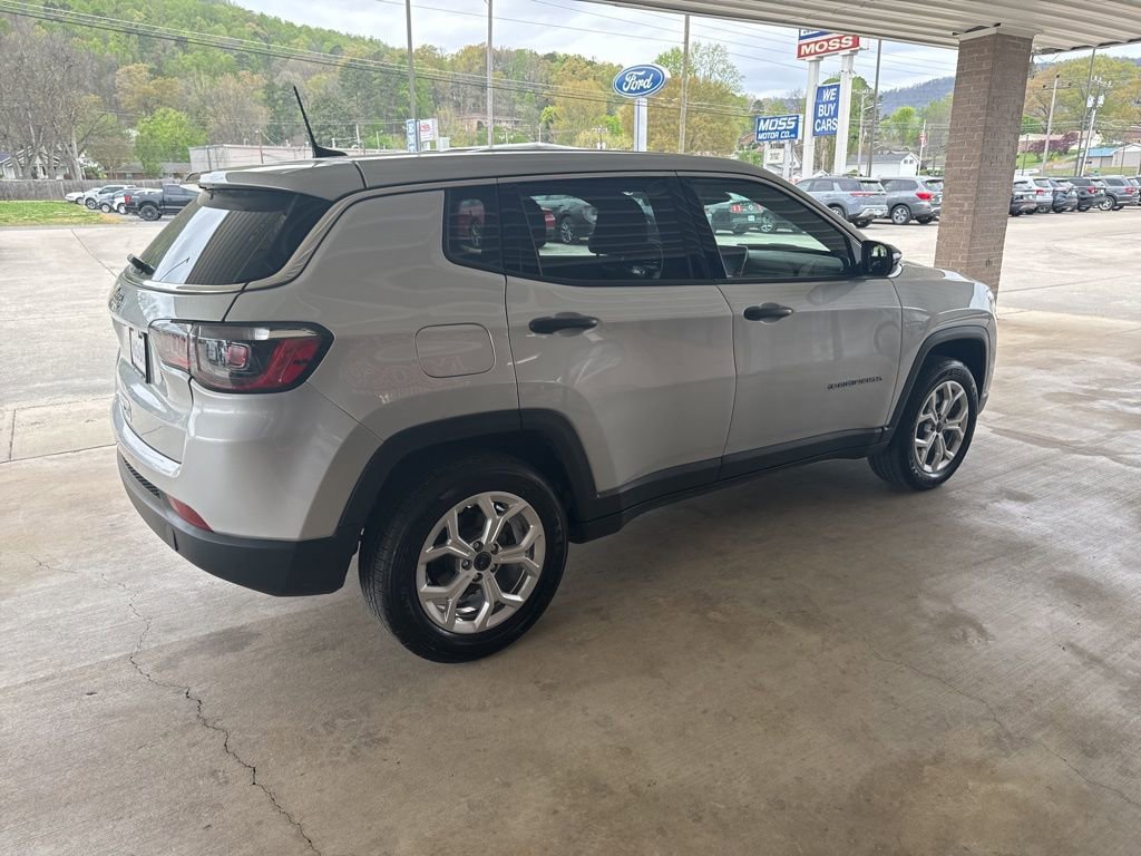 Used 2025 Jeep Compass Sport image 4