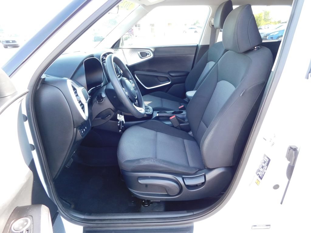 Used 2025 Kia Soul LX w/ LX Technology Package FWD image 12