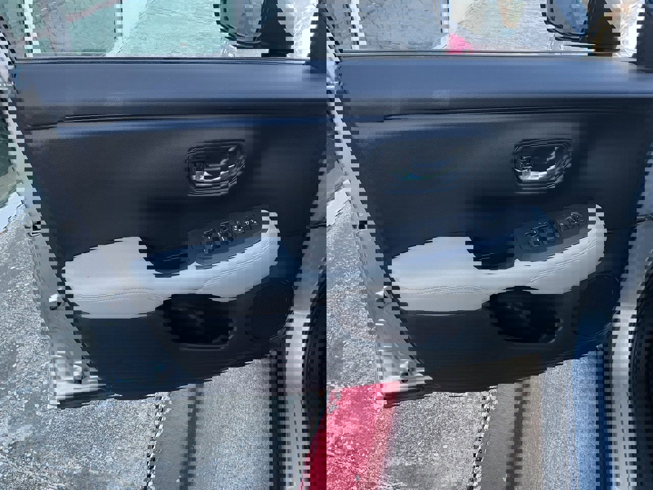 Used 2025 Honda HR-V LX image 13