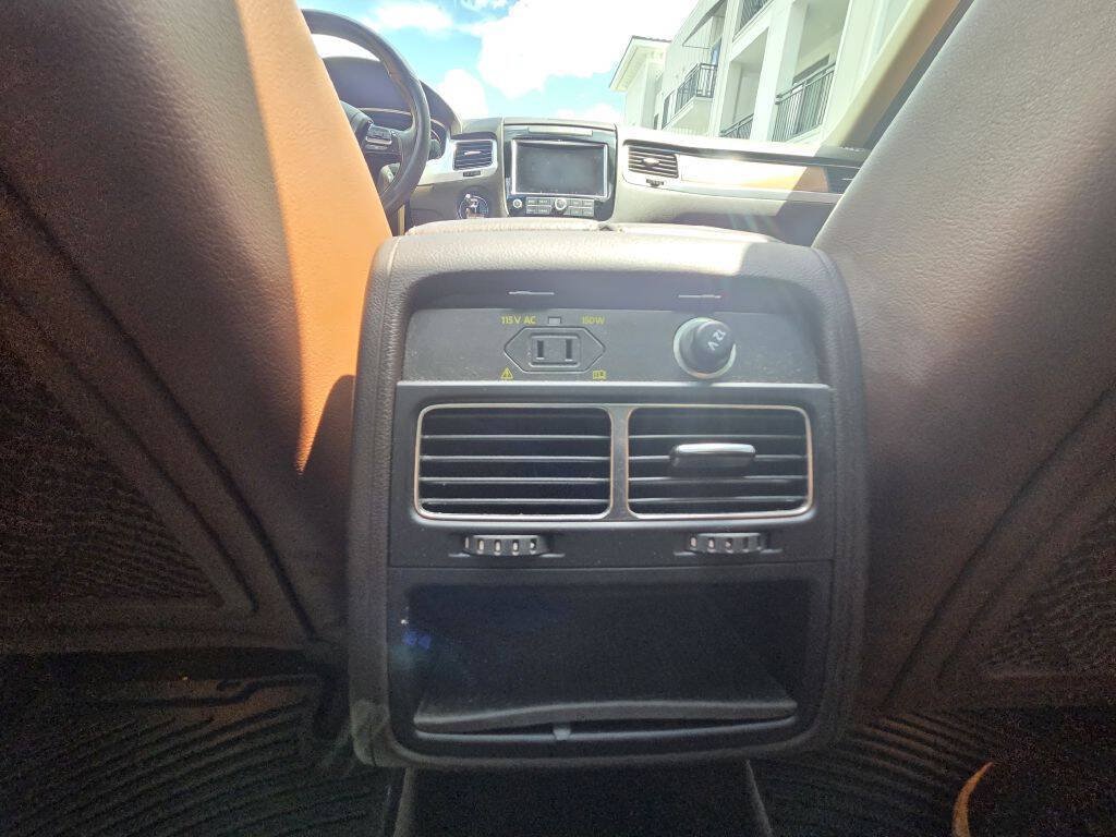 Used 2011 Volkswagen Touareg VR6 AWD/4WD image 24