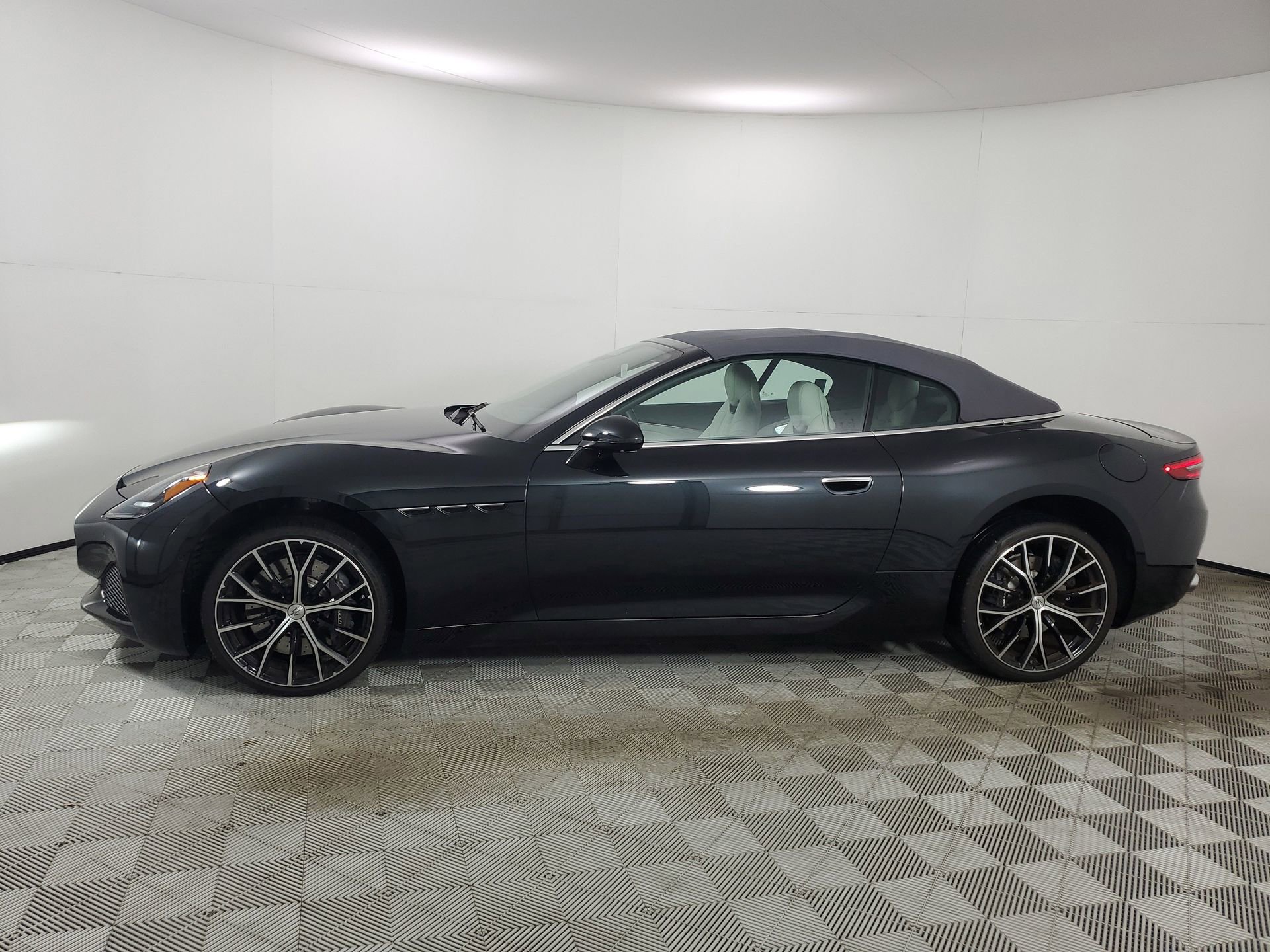 Used 2025 Maserati GranCabrio Modena image 6