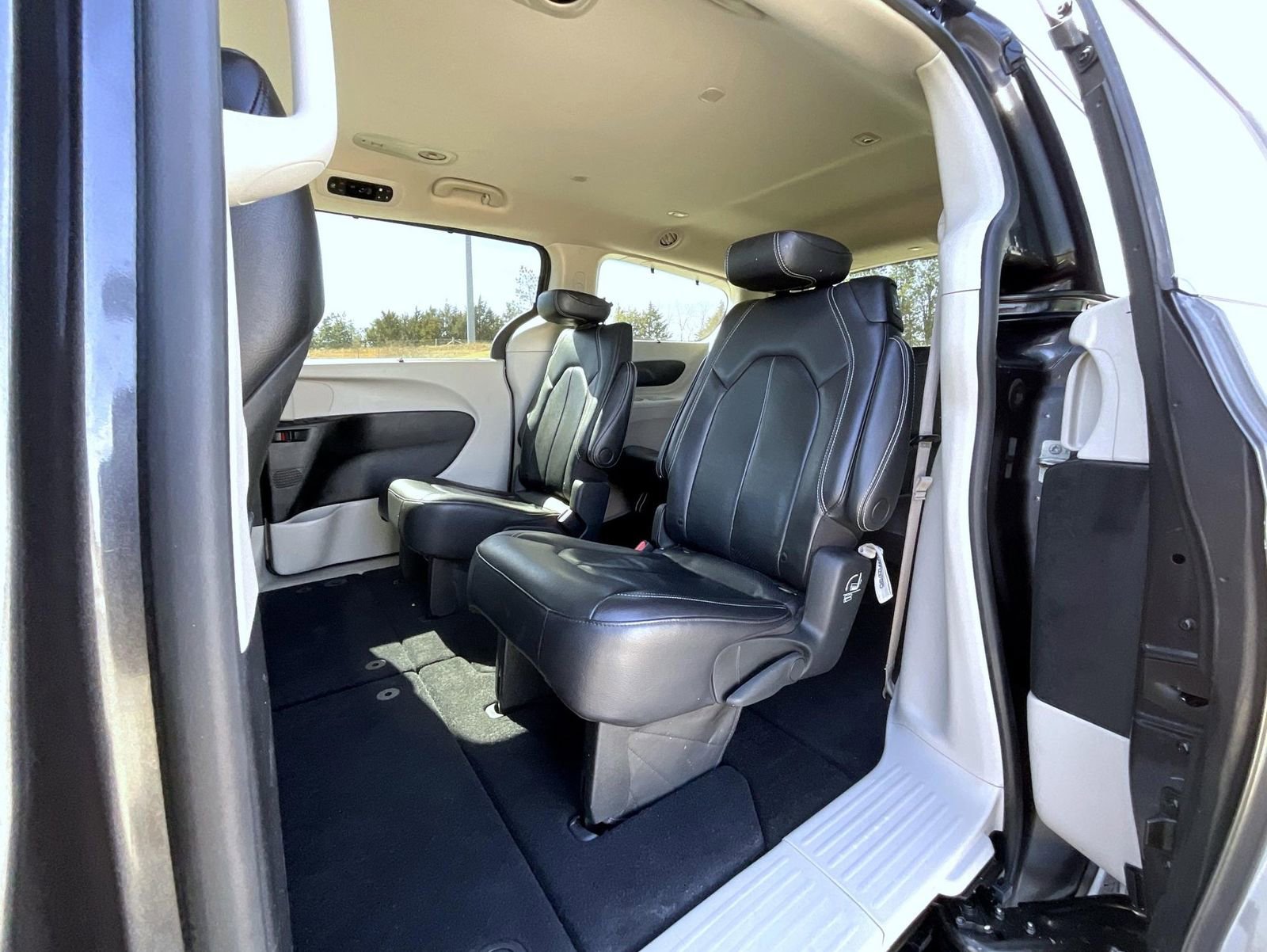 Used 2022 Chrysler Pacifica Touring-L image 19