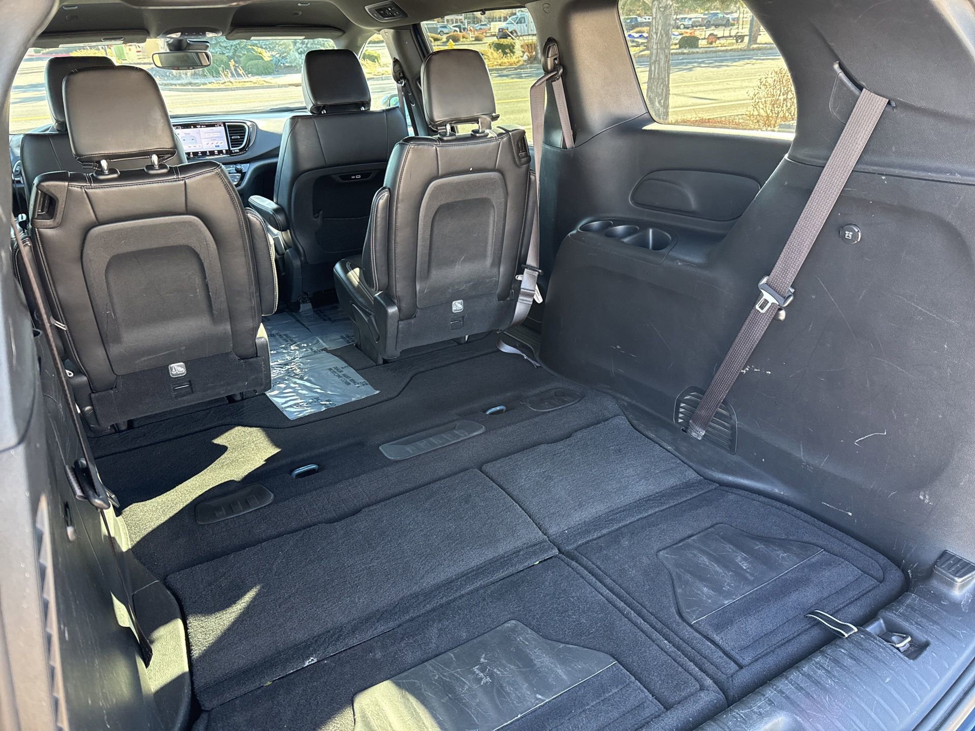 Used 2025 Chrysler Pacifica Select image 9