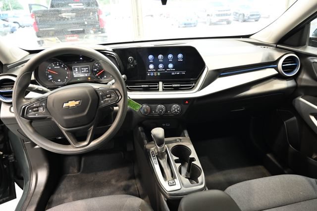 Used 2025 Chevrolet Trax LS w/ LS Convenience Package FWD image 12