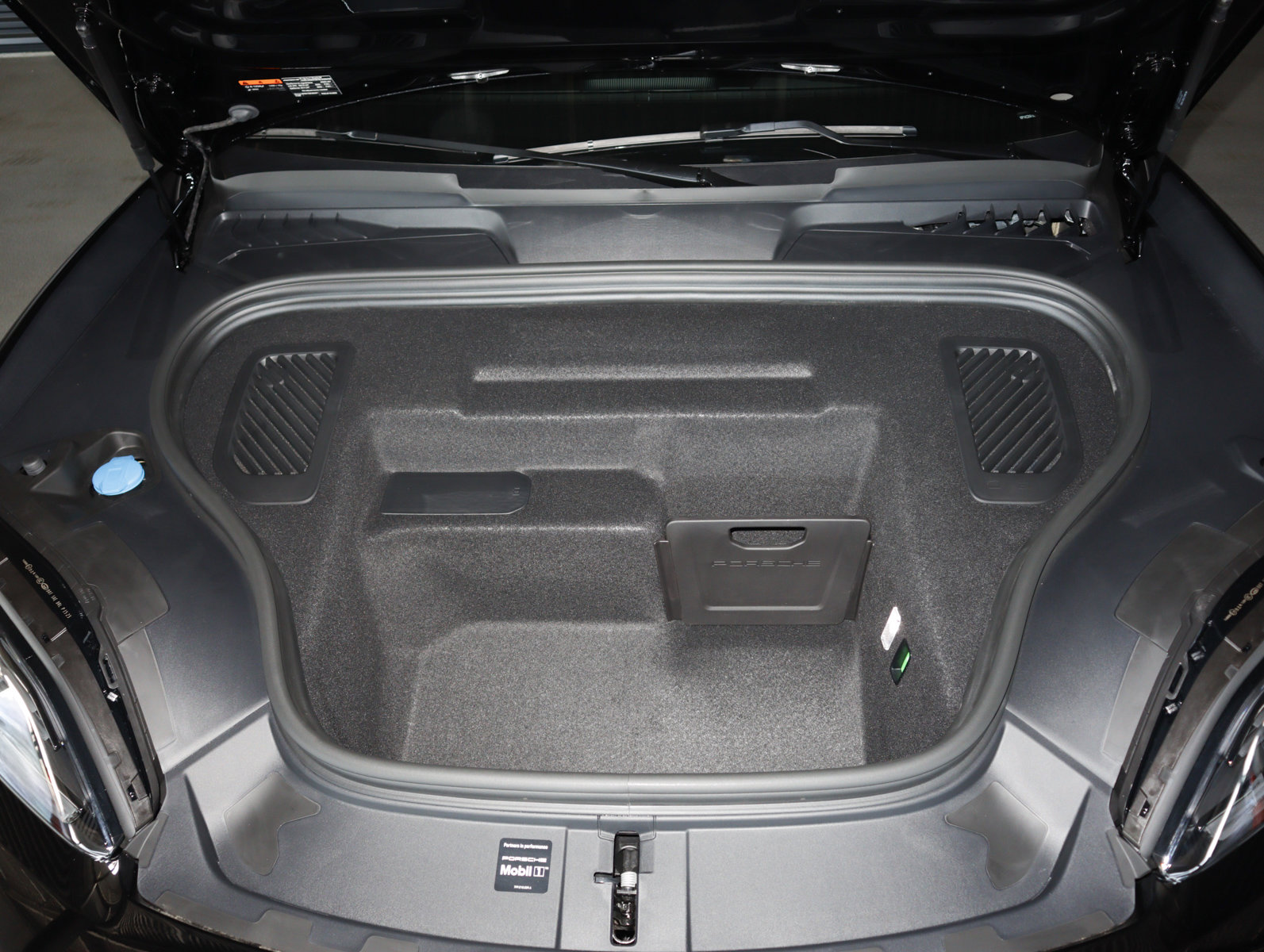 Used 2025 Porsche Macan Turbo Electric image 28