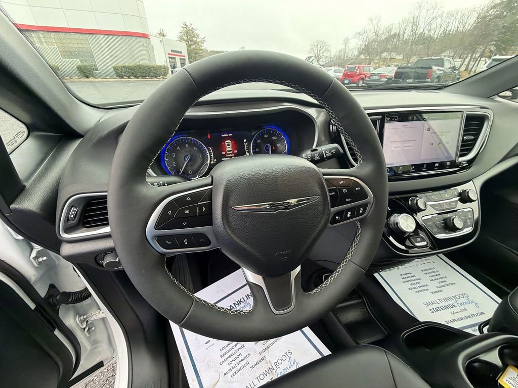 Used 2025 Chrysler Voyager LX image 20