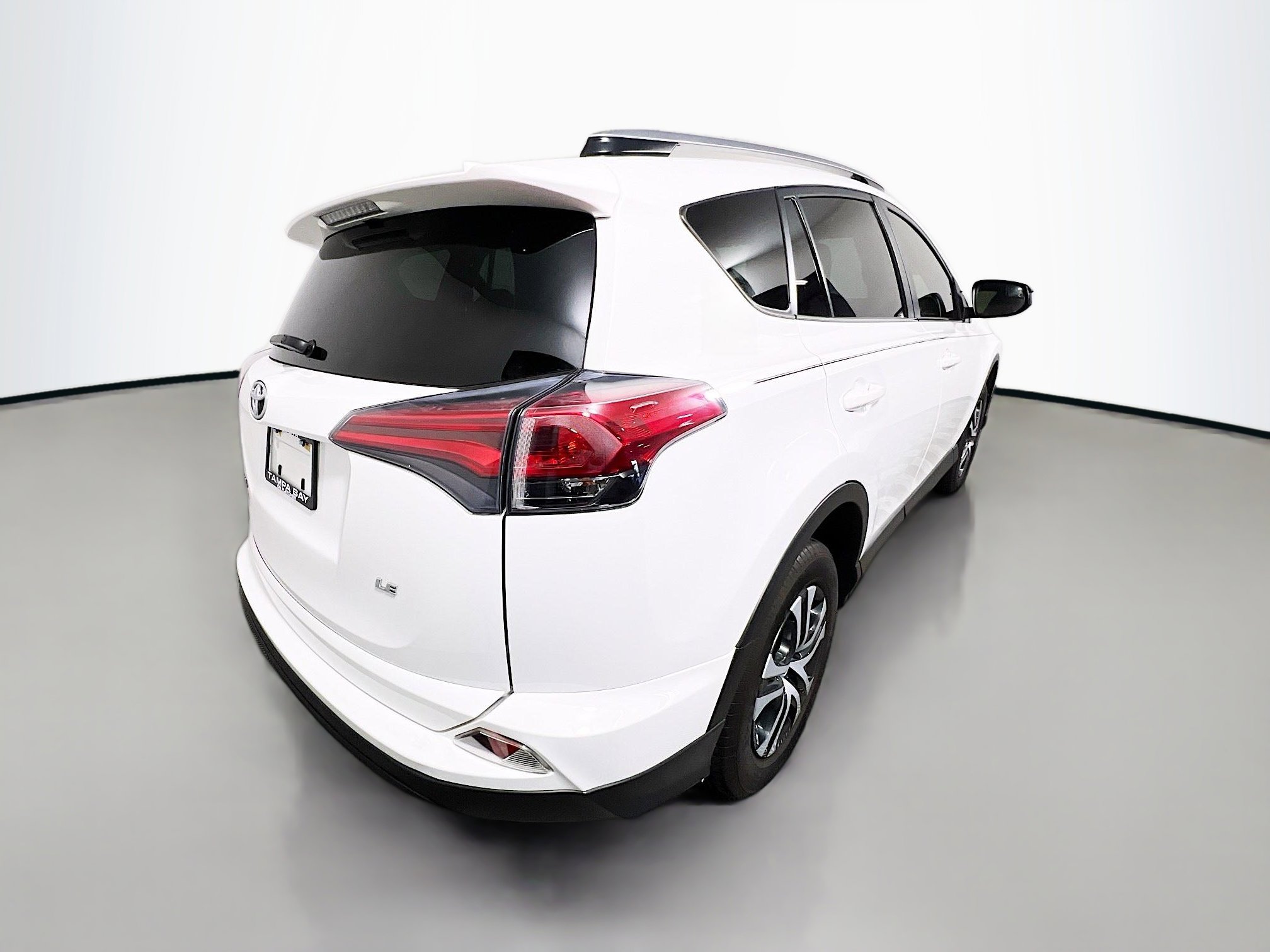 Used 2018 Toyota RAV4 LE FWD image 4