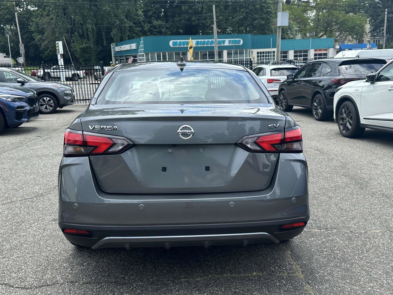 Used 2022 Nissan Versa SV FWD image 4