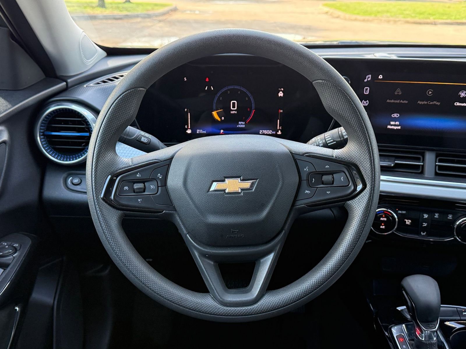 Used 2025 Chevrolet Trax LT image 28