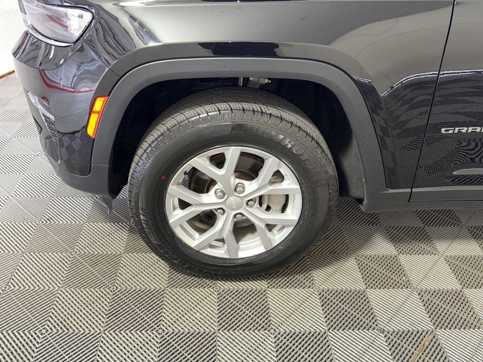 Used 2023 Jeep Grand Cherokee Limited image 12