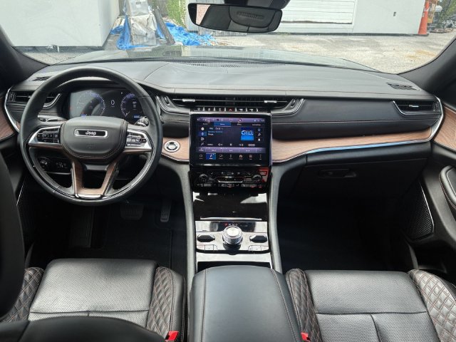 Used 2025 Jeep Grand Cherokee Summit w/ Obsidian Package AWD/4WD image 14