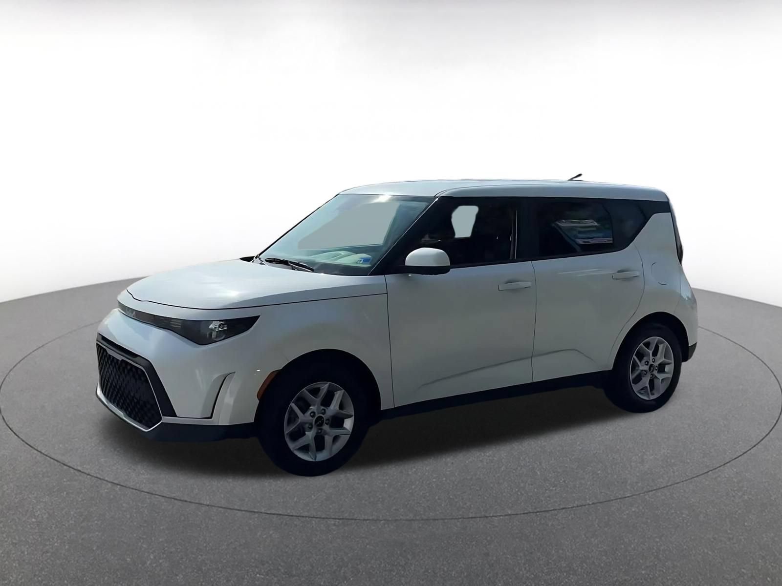 Used 2025 Kia Soul LX w/ LX Technology Package FWD image 6