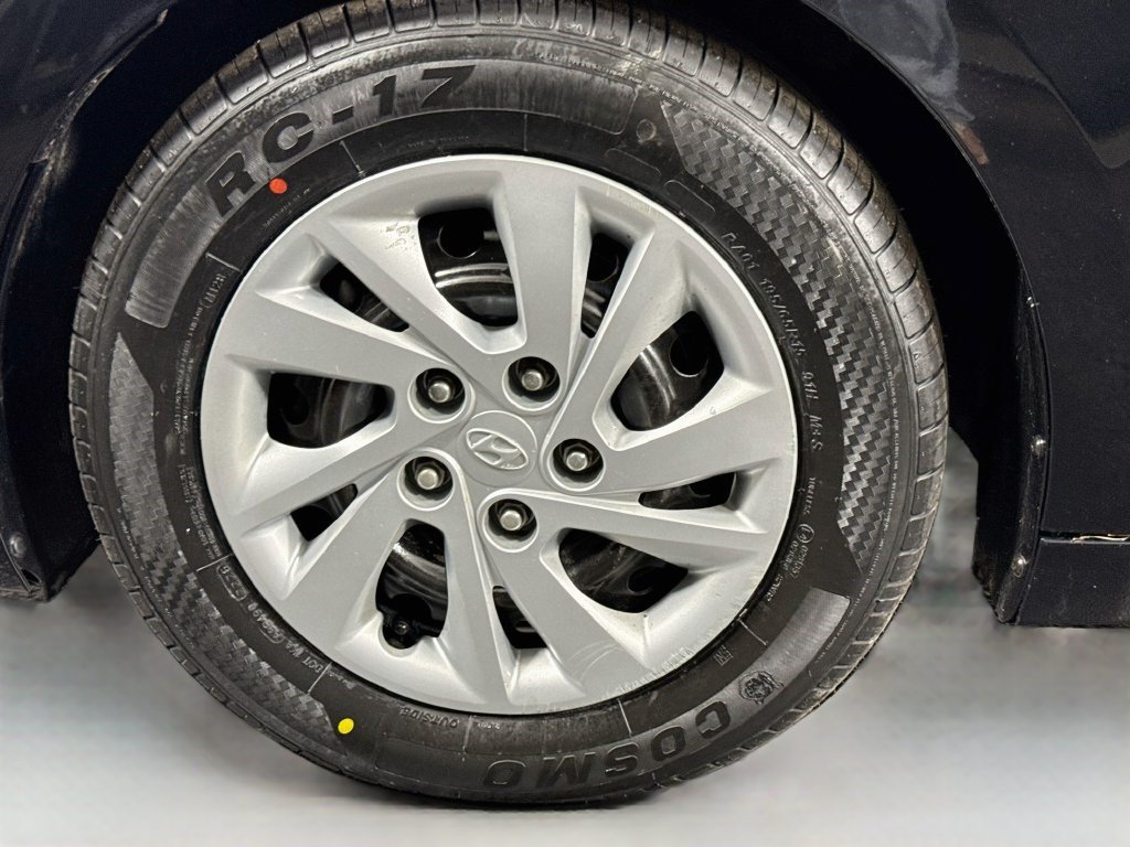 Used 2020 Hyundai Elantra SE FWD image 36