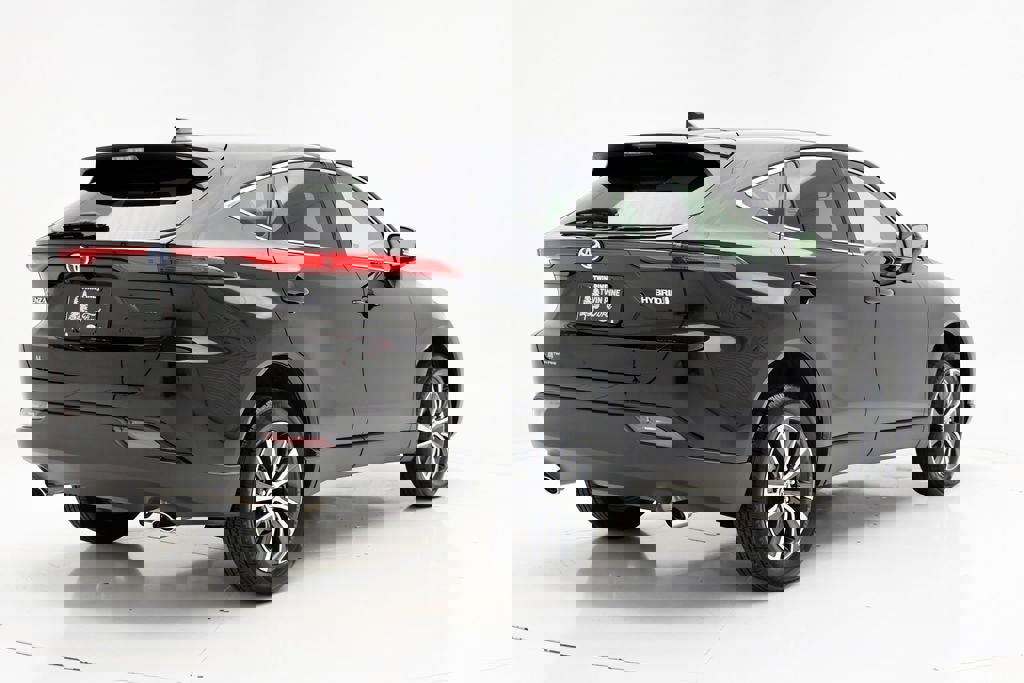 Used 2022 Toyota Venza LE image 8