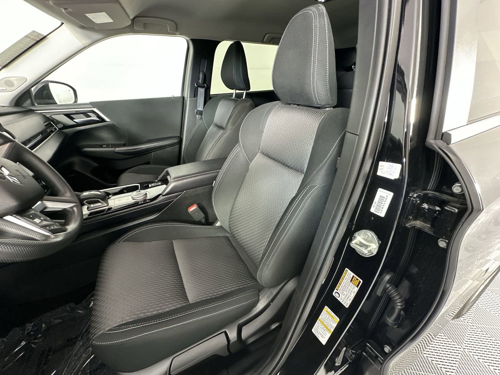 Used 2025 Mitsubishi Outlander ES image 11
