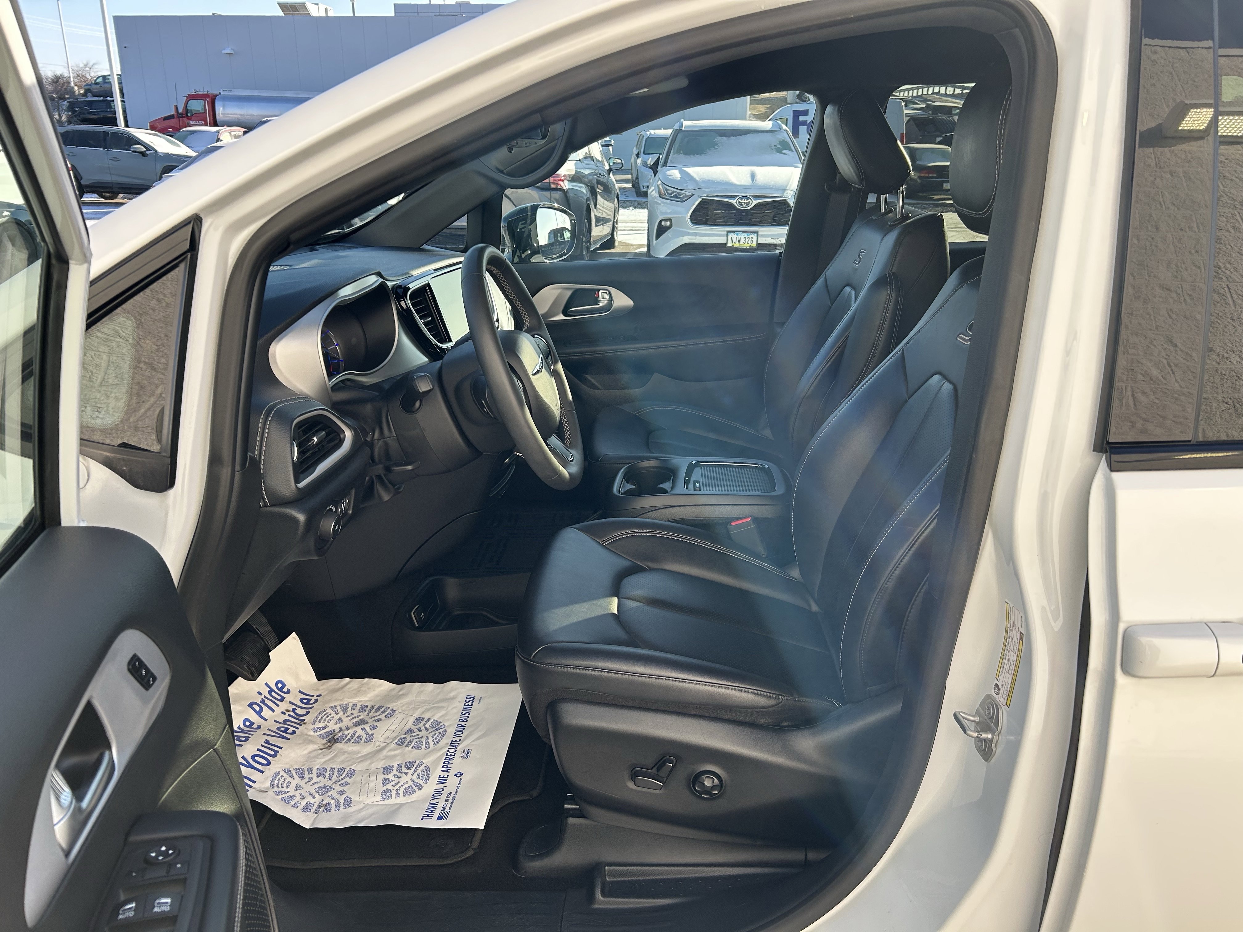 Used 2024 Chrysler Pacifica Limited image 13