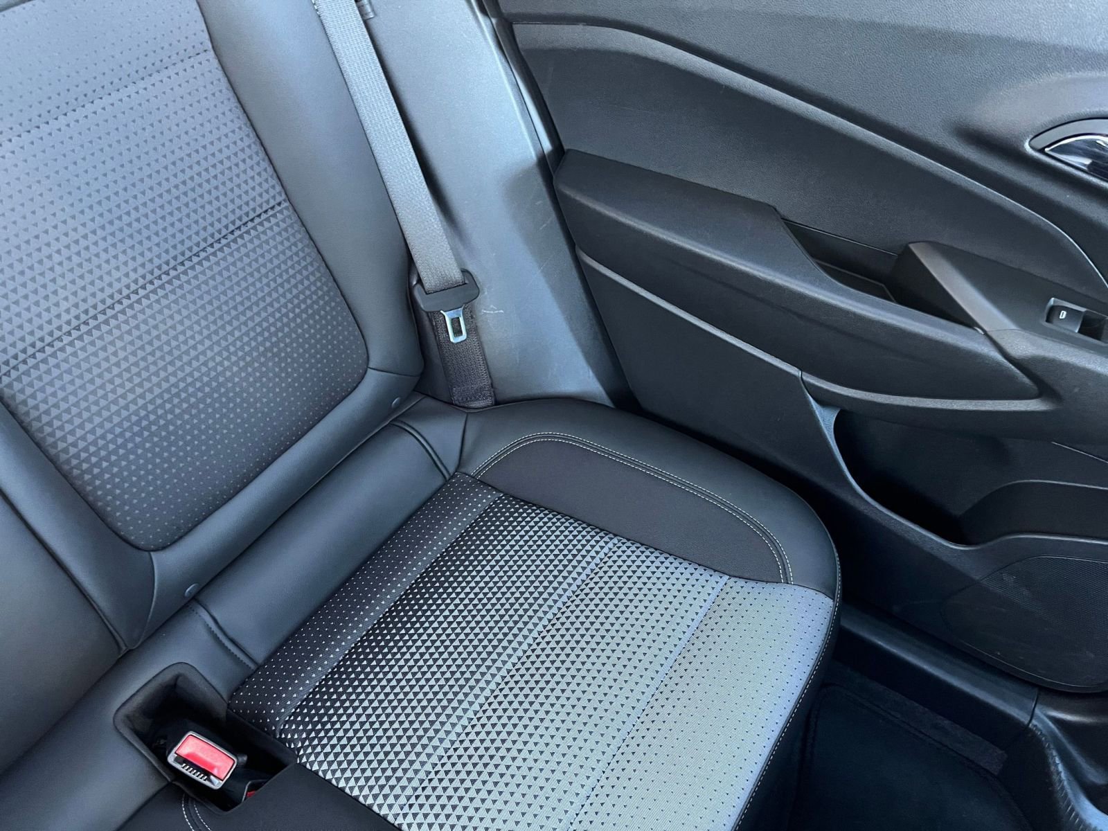 Used 2025 Chevrolet Trax LT FWD image 36