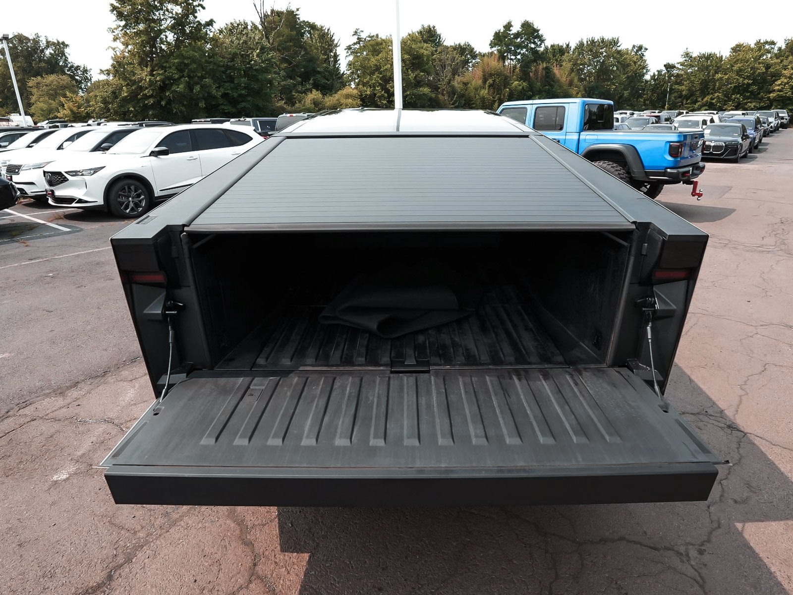 Used 2024 Tesla Cybertruck AWD Crew Cab image 50