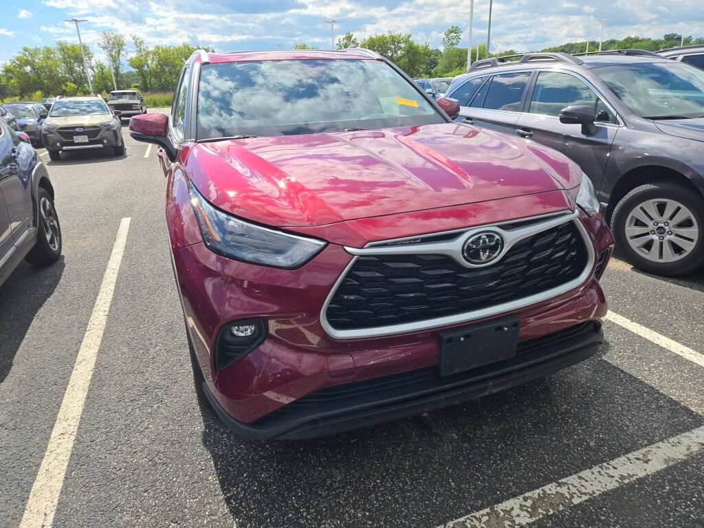 Used 2022 Toyota Highlander XLE AWD/4WD image 2