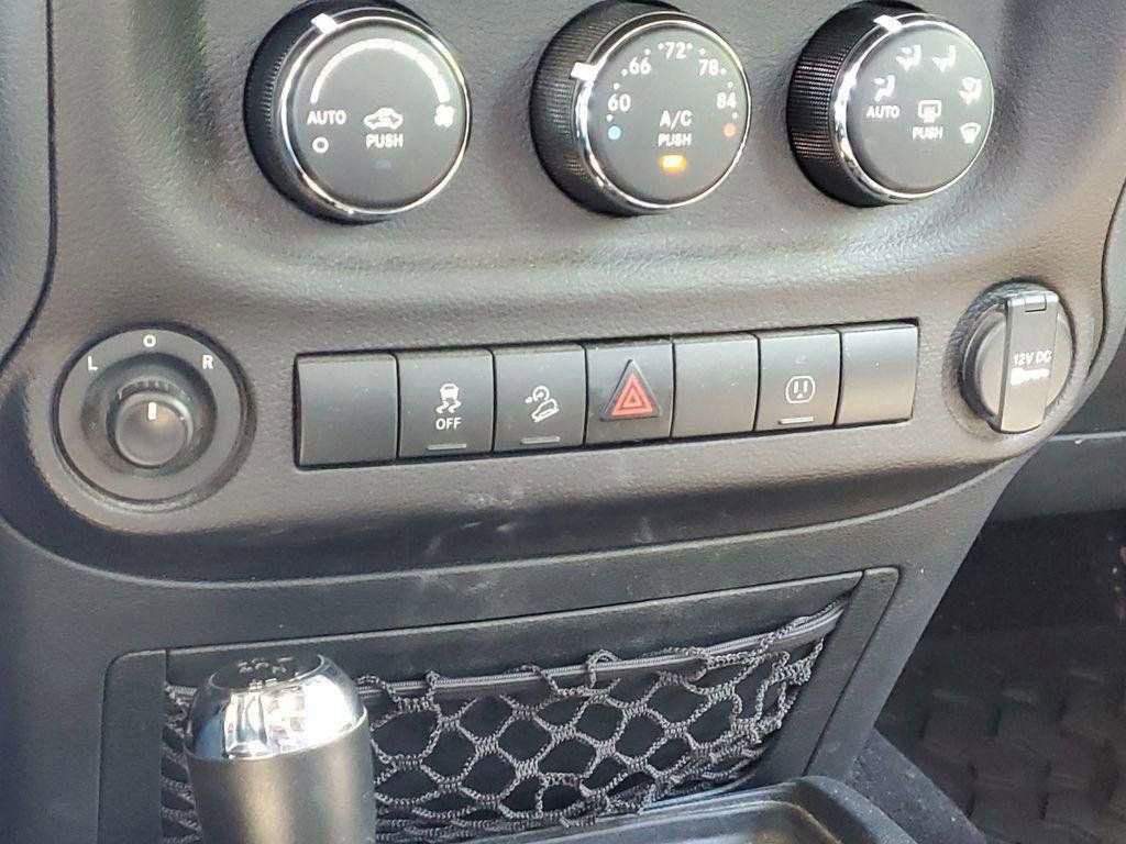 Used 2018 Jeep Wrangler Rubicon w/ Power Convenience Group AWD/4WD image 16