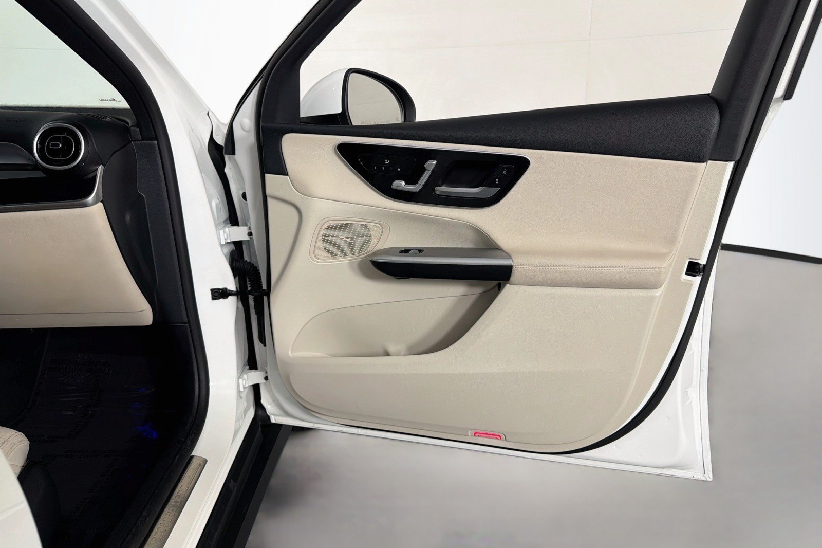 Certified 2025 Mercedes-Benz GLC 350e 4MATIC w/ Driver Assistance Package image 24