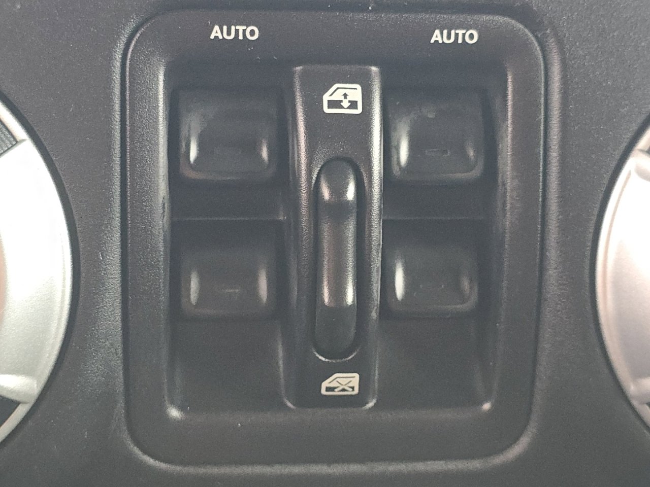 Used 2016 Jeep Wrangler Unlimited Sahara w/ Dual Top Group image 28