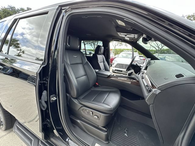 Used 2022 Cadillac Escalade Luxury w/ LPO, Illumination Package AWD/4WD image 33