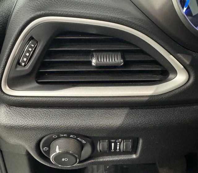 Used 2025 Chrysler Pacifica Select image 25