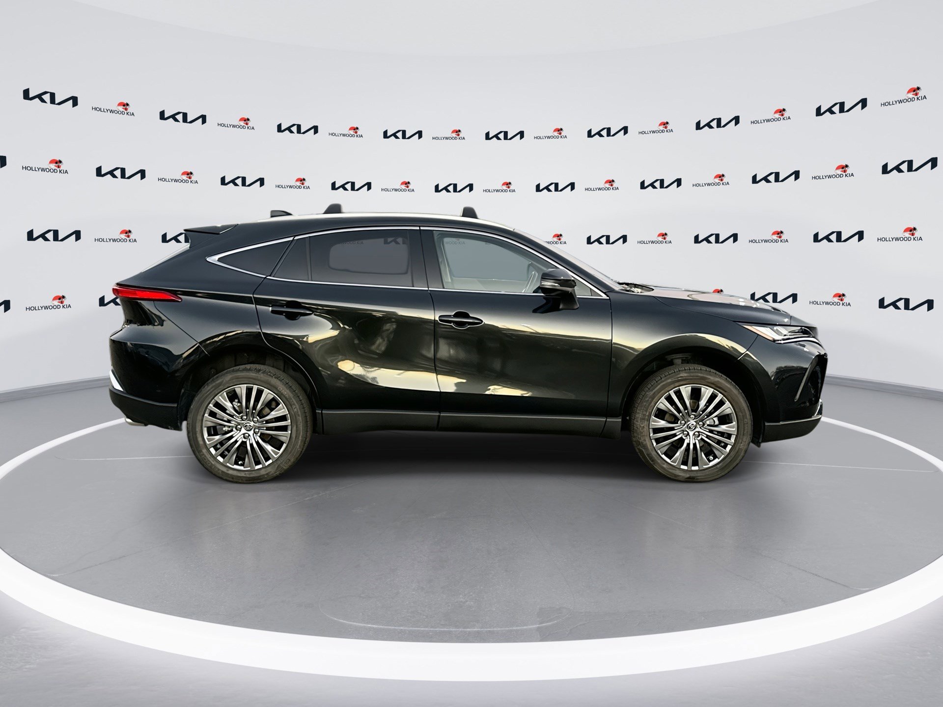 Used 2024 Toyota Venza XLE image 9