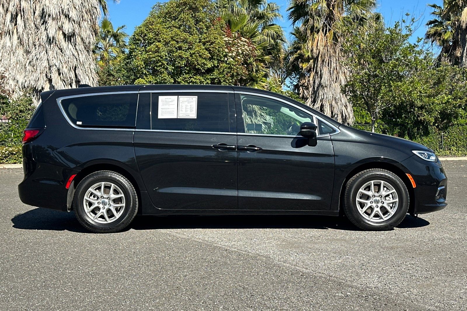 Used 2023 Chrysler Pacifica Touring-L image 2