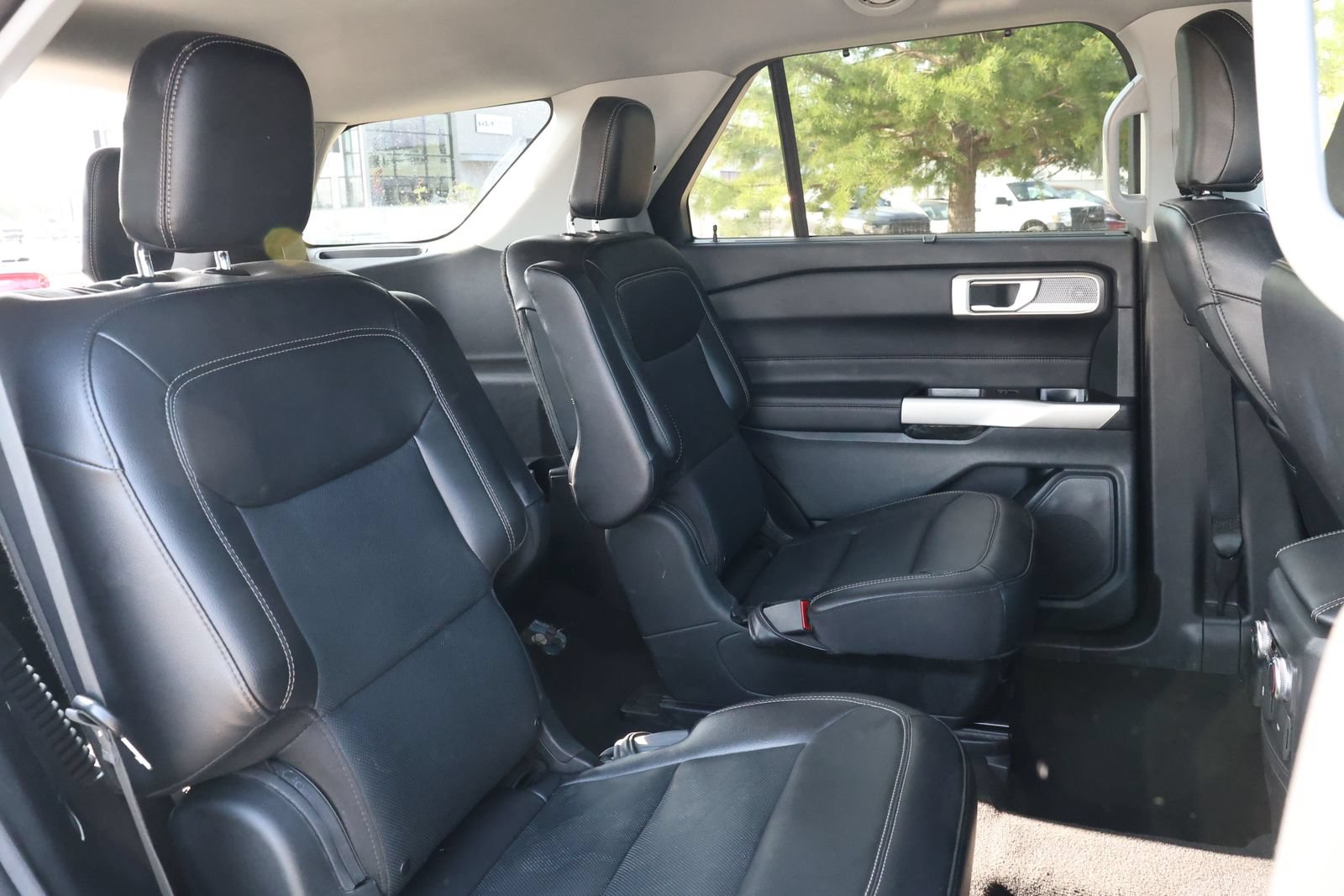 Used 2023 Ford Explorer Limited AWD/4WD image 32