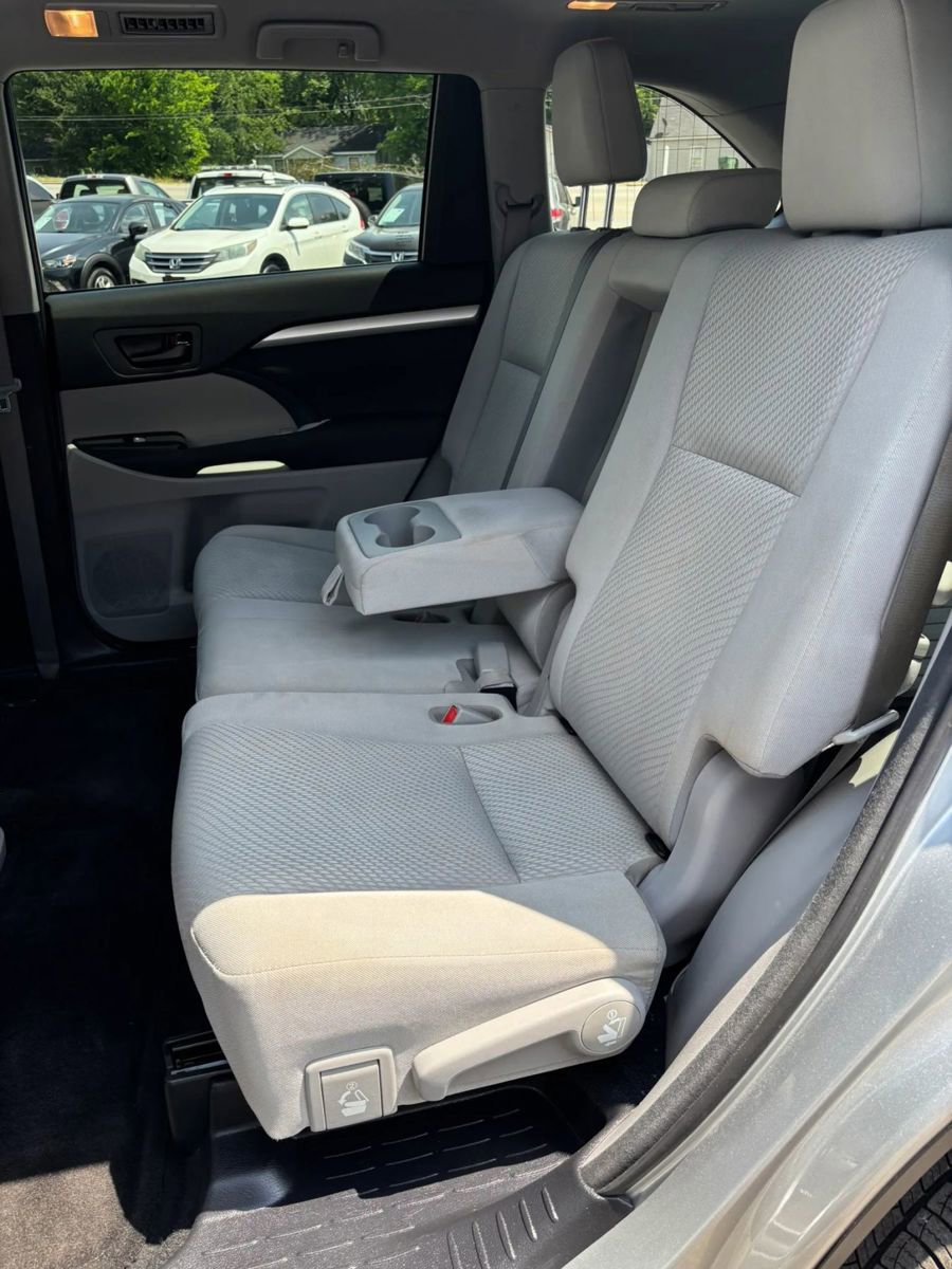 Used 2017 Toyota Highlander LE w/ Carpet Mat Package FWD image 15