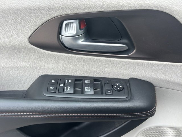 Used 2018 Chrysler Pacifica Touring-L Plus image 11