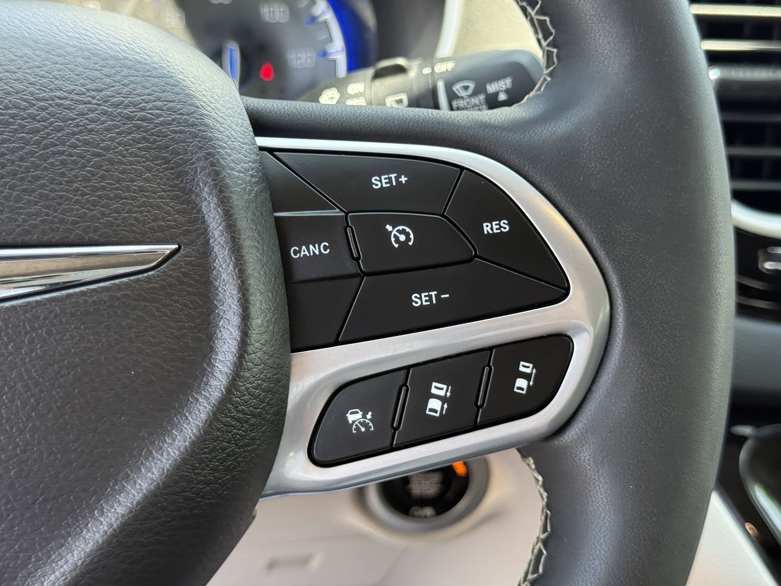 Used 2023 Chrysler Pacifica Touring-L FWD image 33