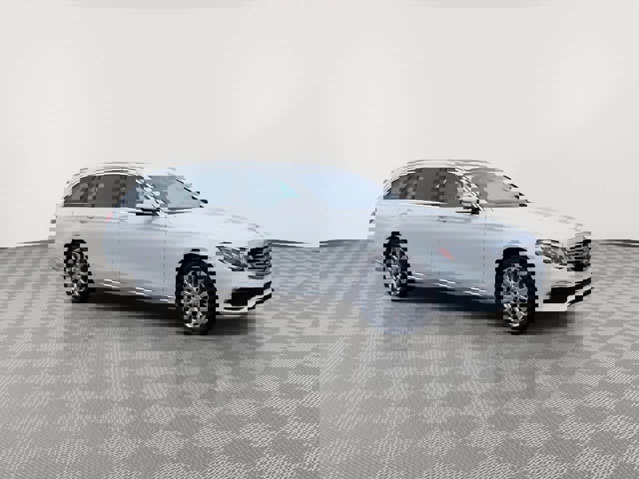 Used 2017 Mercedes-Benz E 400 4MATIC Wagon image 2