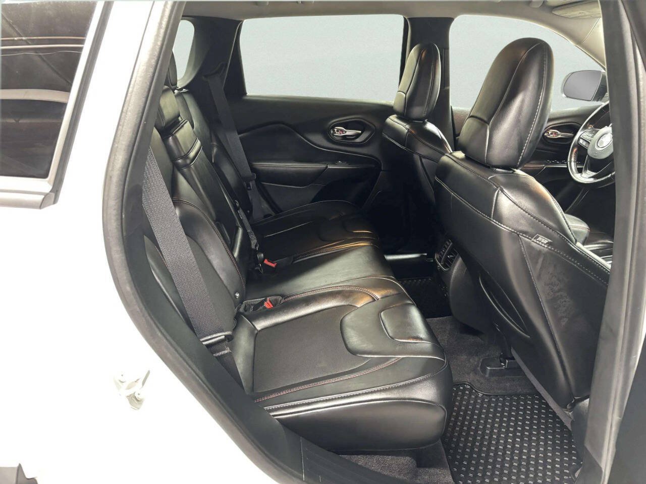 Used 2019 Jeep Cherokee Trailhawk w/ Cold Weather Group AWD/4WD image 19