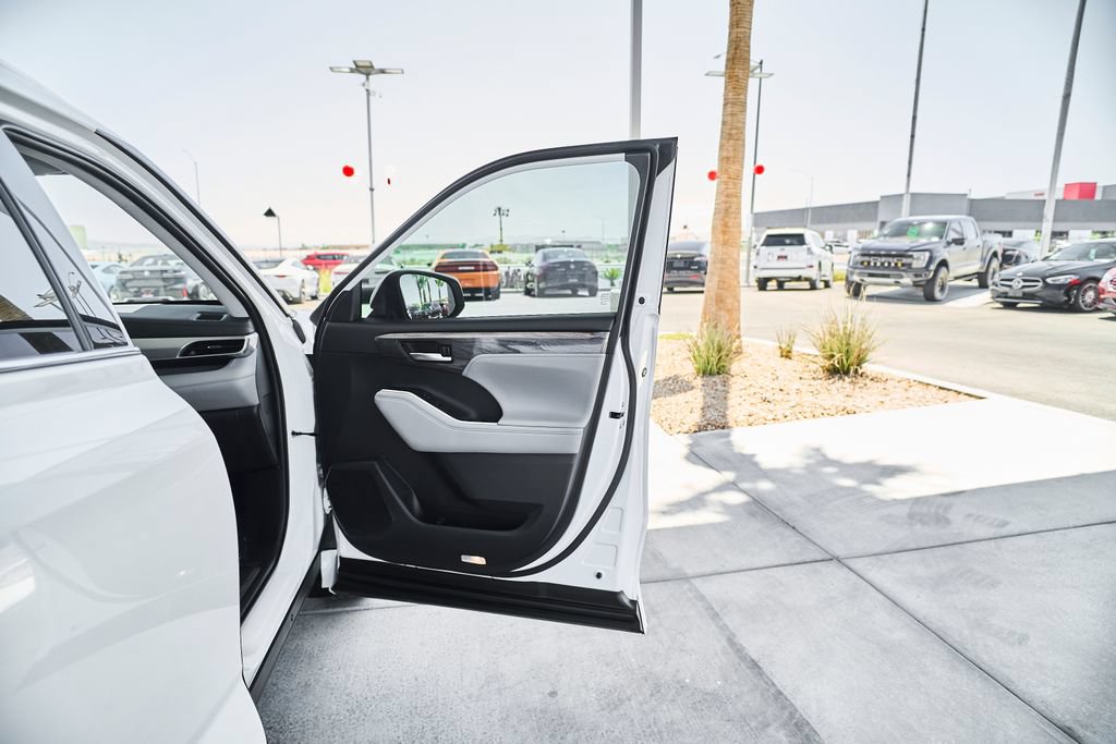 Used 2022 Toyota Highlander Platinum FWD image 11