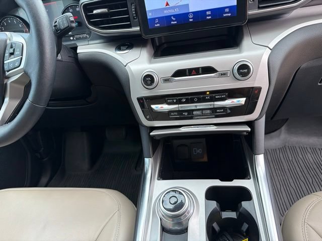Used 2023 Ford Explorer XLT w/ Equipment Group 202A AWD/4WD image 19