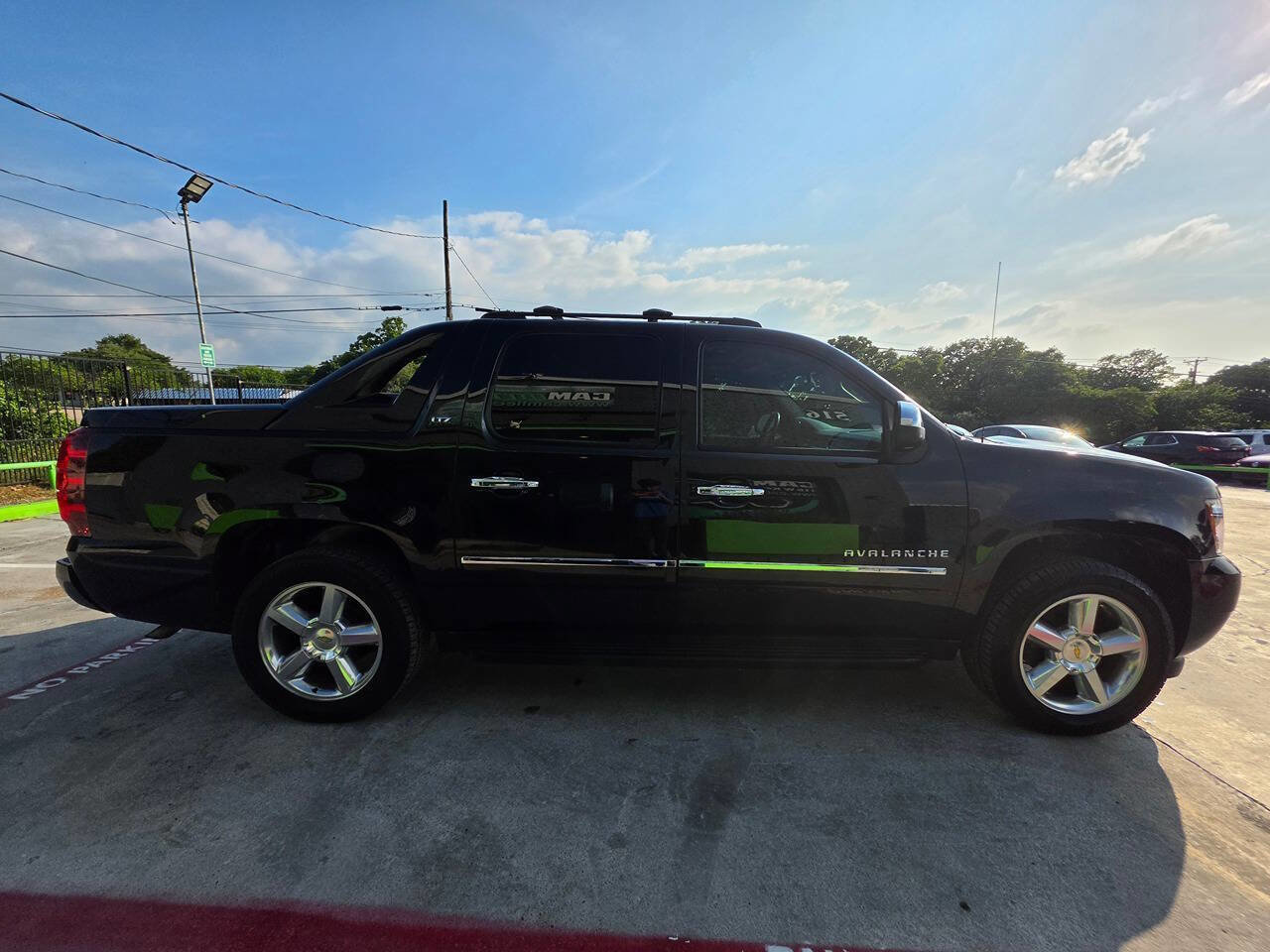 Used 2012 Chevrolet Avalanche LTZ RWD image 16