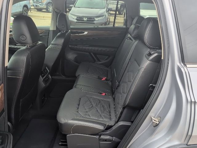 Used 2024 Volkswagen Atlas SE AWD/4WD image 11