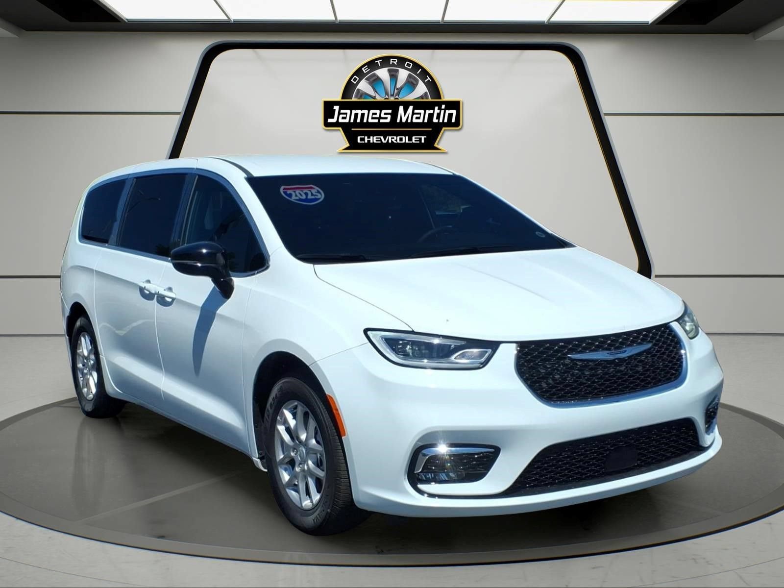 Used 2025 Chrysler Pacifica Select FWD image 3
