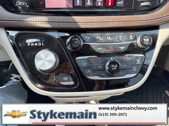 Used 2021 Chrysler Pacifica Touring-L w/ Uconnect Theater Family Group image 47