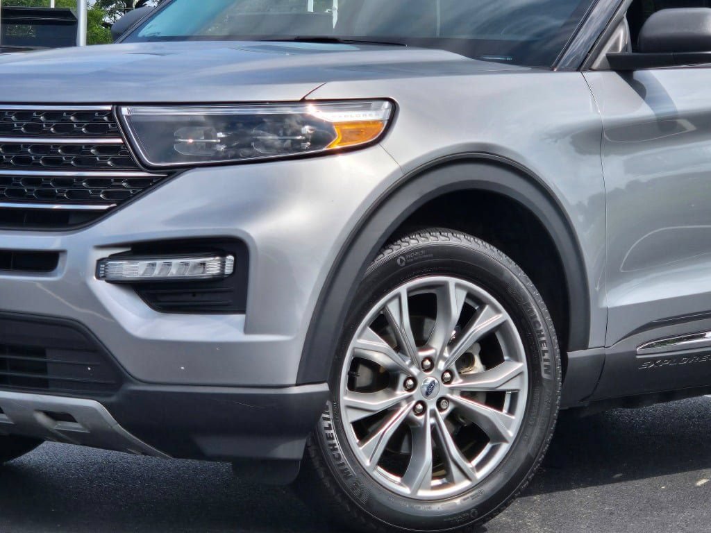 Used 2023 Ford Explorer XLT w/ Equipment Group 202A AWD/4WD image 2