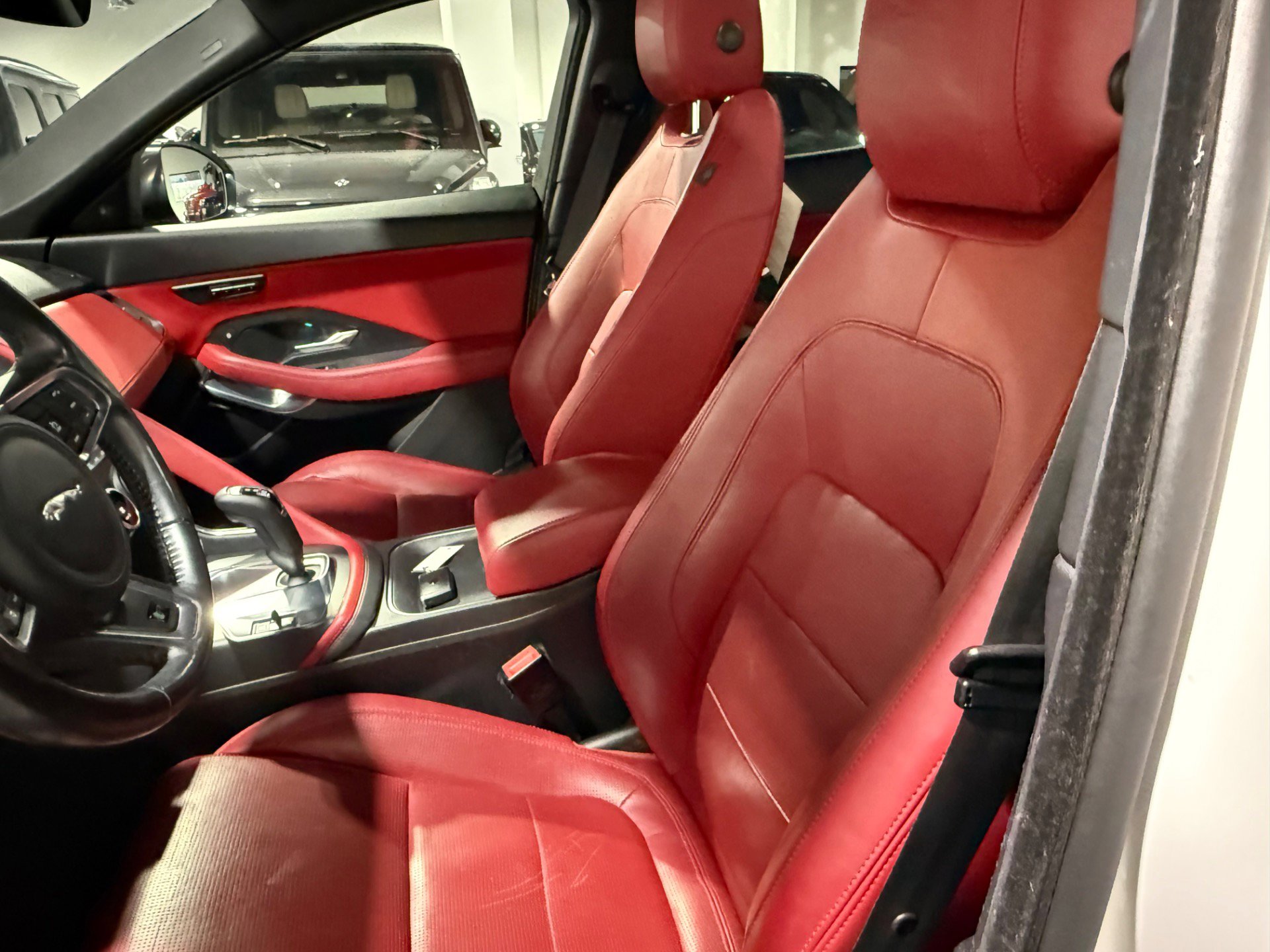 Used 2019 Jaguar E-PACE R-Dynamic SE image 31