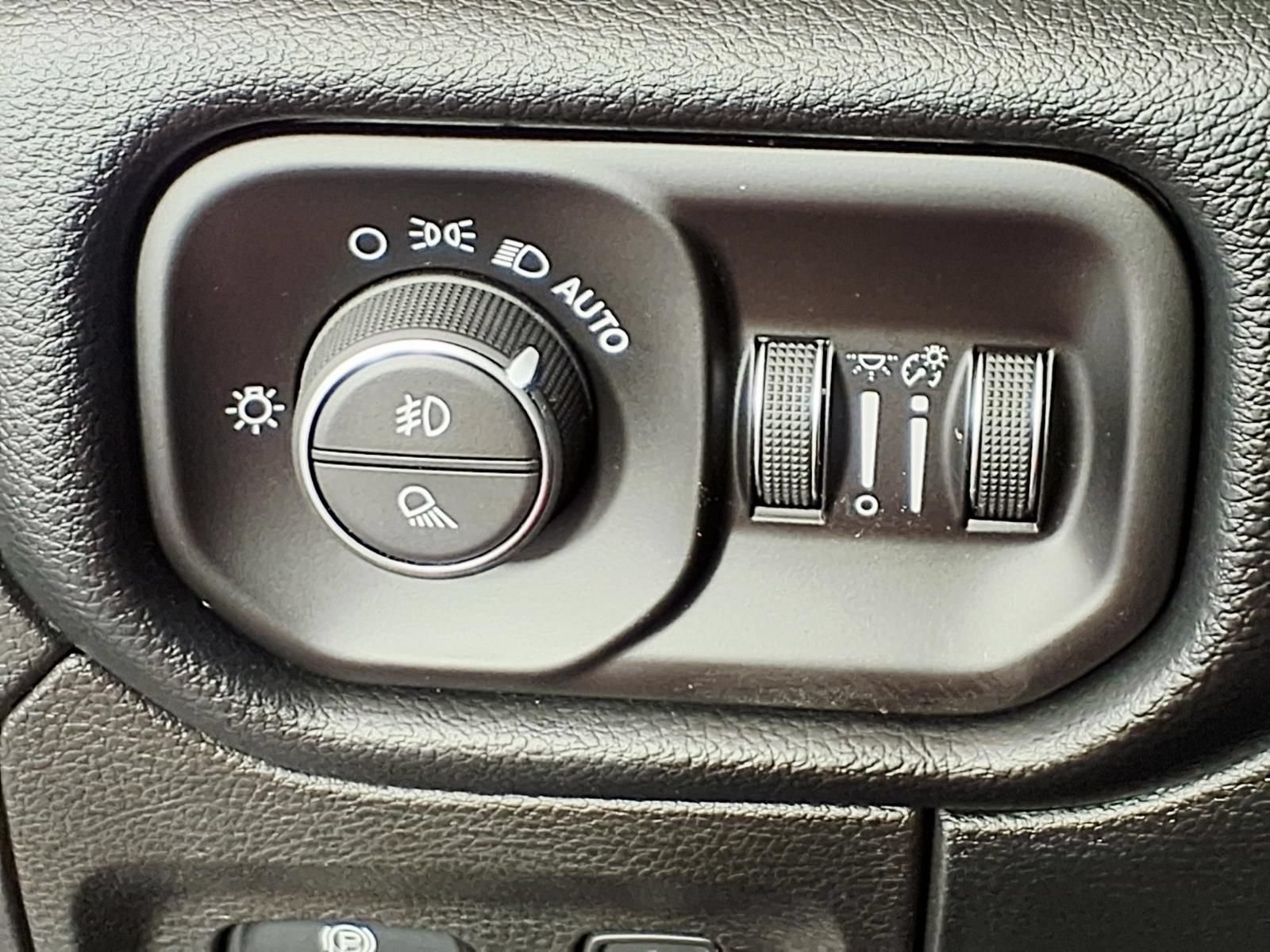 Used 2020 RAM 1500 Laramie AWD/4WD image 15