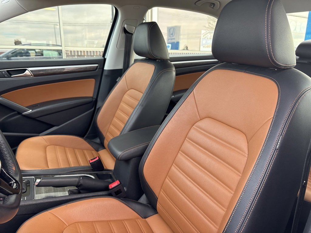Used 2018 Volkswagen Passat 2.0T SEL Premium image 9