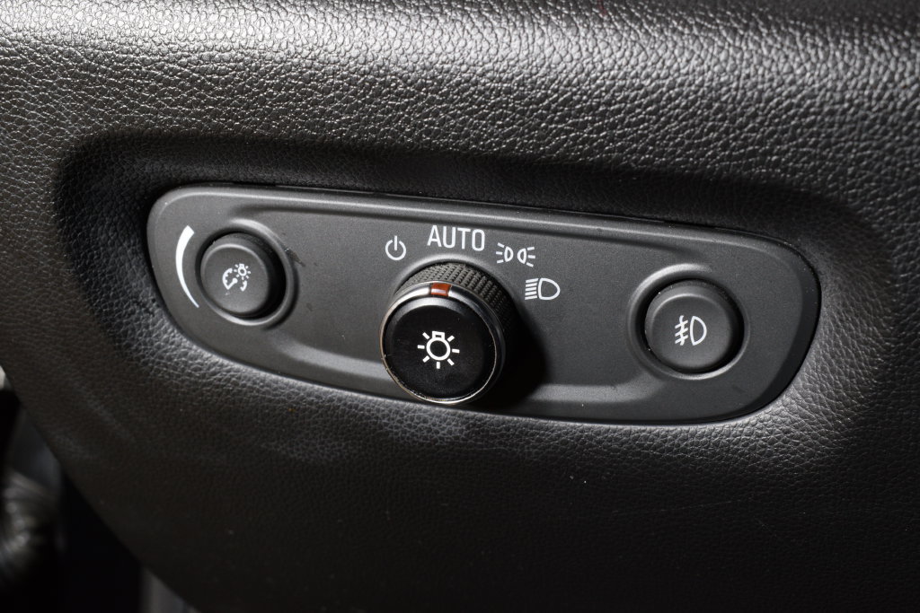 Used 2018 Chevrolet Traverse LT FWD image 16